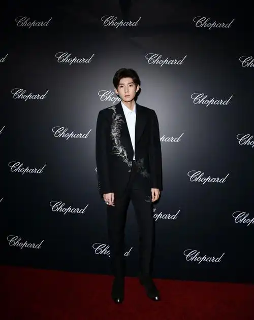 王源造型分享,身穿银线刺绣设计西服,身姿挺拔