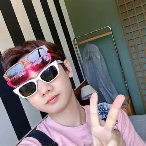 汪苏泷带了3个墨镜