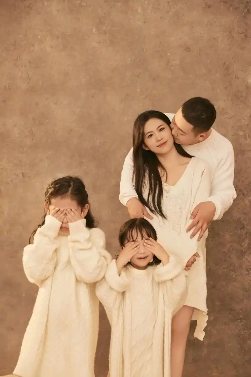 一家四口的正式全家福.这一年…爸爸30岁 妈妈30岁 ,姐姐 - 抖音