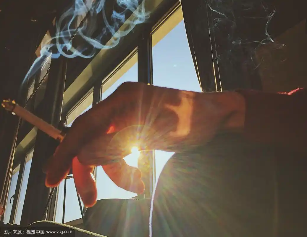 吸烟的人的手靠近