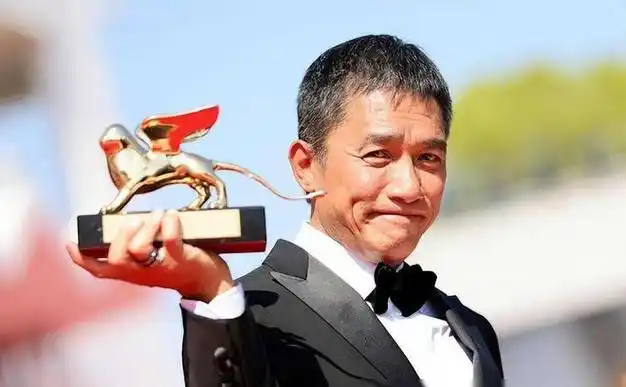 梁朝伟剃光头啦!穿红花衫和刘嘉玲逛街,夫妻品尝美食看画展