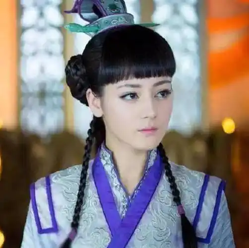 虽然这部古装仙侠剧,是由杨幂和李易峰主演的,但是,迪丽热巴在剧中