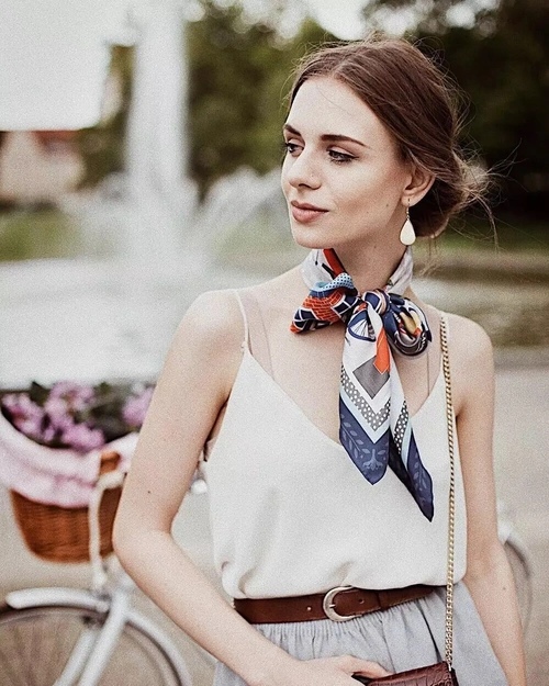 丝巾的系法图解(长丝巾的披肩系法)