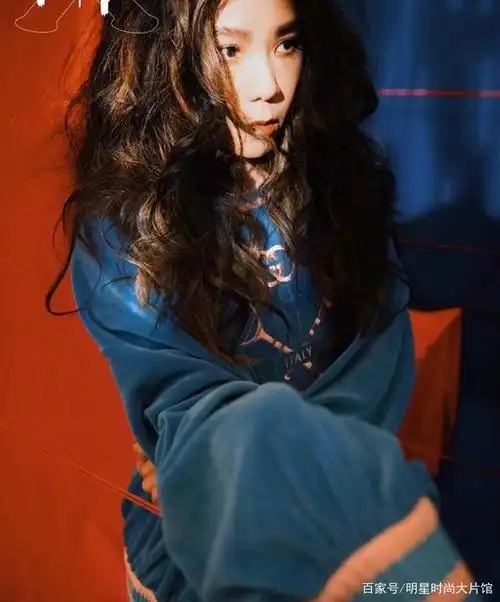 44岁蔡健雅登潮流杂志,羊毛卷发型配西装,演绎古灵精怪的少女