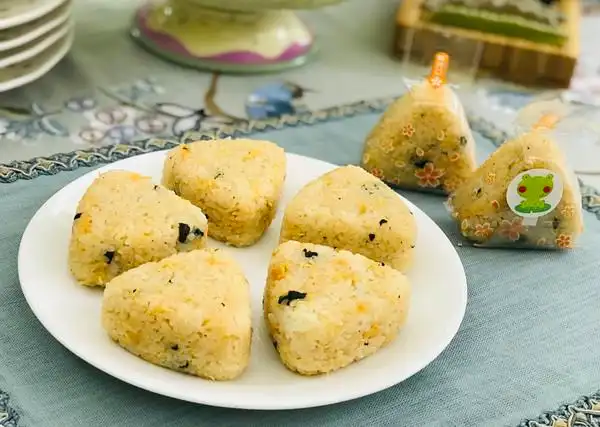 小马之嘉做的肉松三角饭团