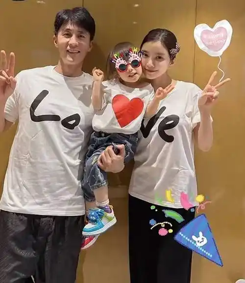 原创杜淳夫妇晒全家福为女儿庆生3岁小蛋饺像爸又像妈颜值超高