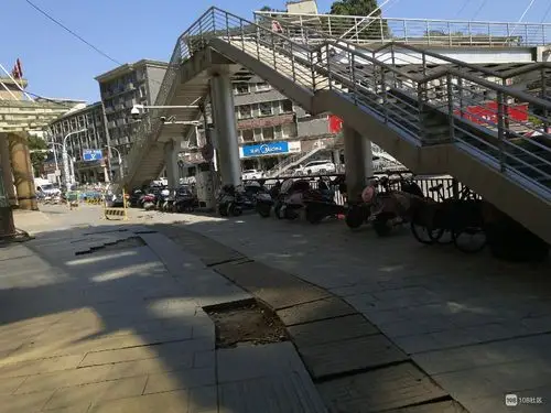 妇幼天桥下停电动车一扫地阿姨上来就收钱 没凭据还乱骂人!