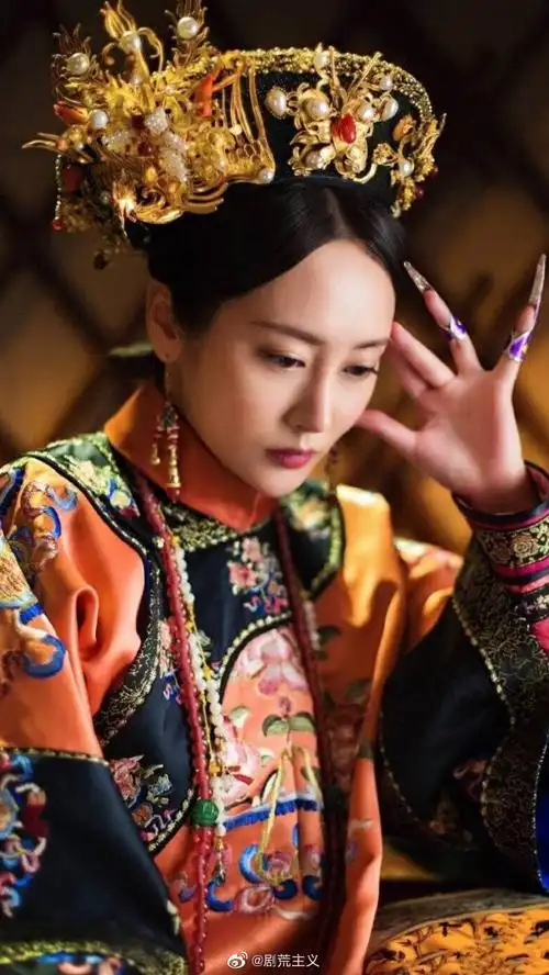 李纯能在现代戏中再现绝美古装,真的很惊喜,明明扮相很相似,但是眉眼