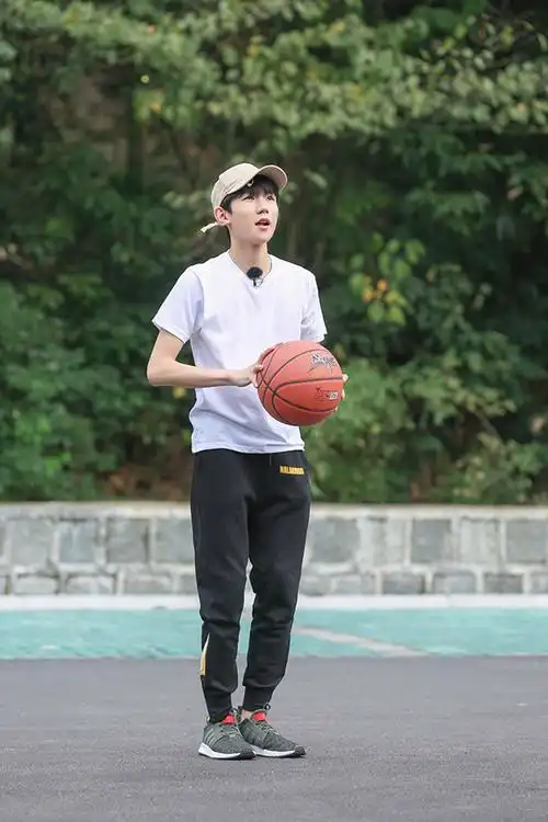 青春旅社王源帅气打球热爱运动球技获肯定