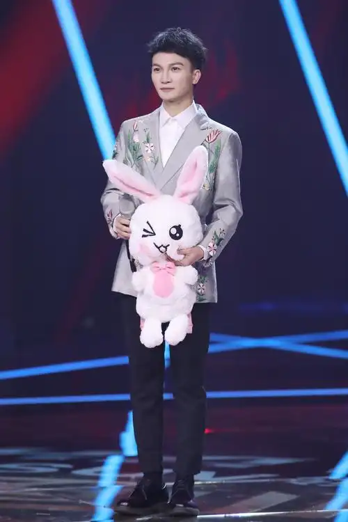 周深再登《蒙面唱将猜猜猜》舞台专业美声征服人心-影圈焦点新闻的