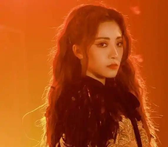 喻言14岁旧照被疯传,看到她满背的"纹身",男粉:不敢惹不敢惹_网友