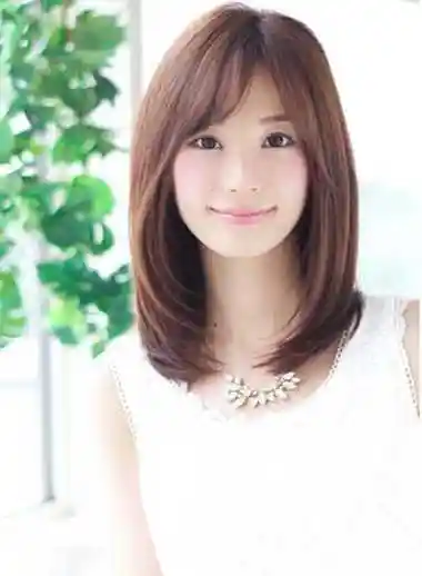 顺着脸颊垂下的侧分刘海,令脸型看起来更加精致小巧,三七分的刘海还