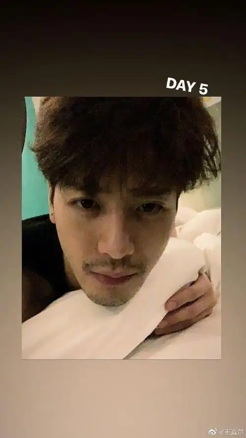 组图:王嘉尔晒隔离期每日自拍 刮胡子后清爽不少颜值重回巅峰