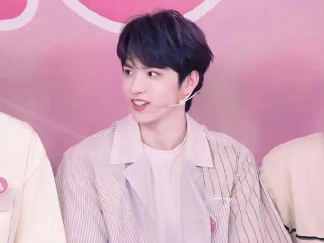 刘耀文晒拍立得##刘耀文拍立得背景好闪