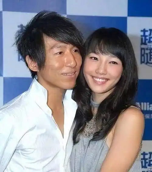 陈羽凡的前女友叫百合,而当时陈羽凡建议白雪可以改一个与众不同的