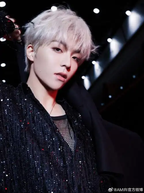 陈立农身着amiri 2023秋冬系列刺绣流苏套装及黑色大衣亮相生日会