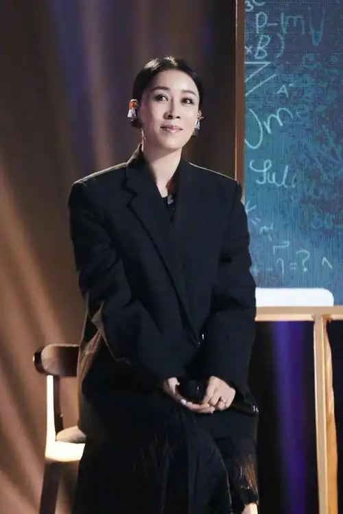 53岁的那英再次登好声音黑色西装拍黑色网纱裙干练帅气