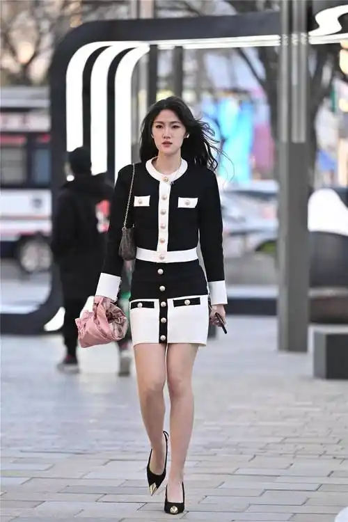 春季选择高跟鞋搭配,尖头细跟款式,也搭配出简约的效果