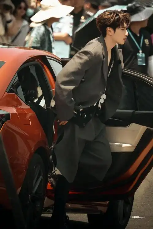 严浩翔最新饭拍,灰色系西装套装 金发,有霸总那味了|严浩翔|套装_新浪