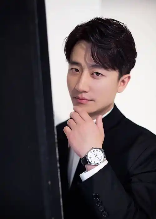 (黄轩)黄轩1985年3月3日出生于甘肃省兰州市,自小父母离异,他跟随母亲