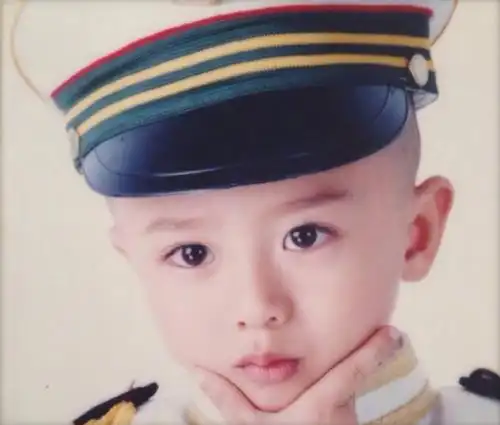 蔡徐坤小时候好萌,眼睛水汪汪的,想rua脸