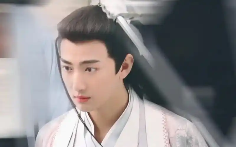 刘昱晗片场解腰带夜燕白