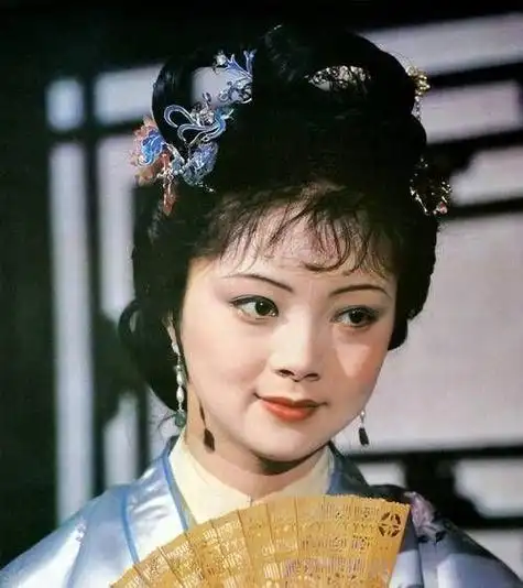 张莉是87版《红楼梦》中饰演薛宝钗的演员,她的扮相和演技都得到了