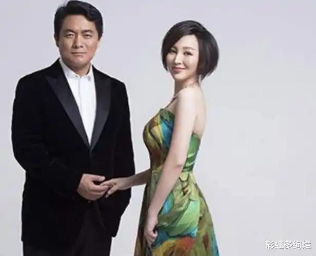 19岁跟穷导演私奔,住过地下室裸婚生三娃,如今丈夫名扬四海