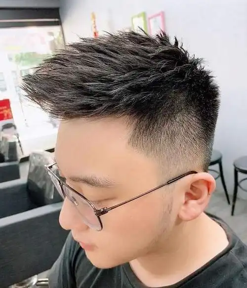男生不管怎么剪发型,还是"两边铲光"比较帅气,干净利落显精神|刘海|发
