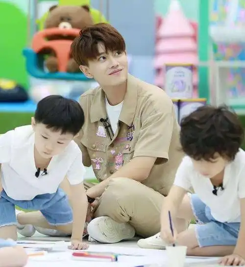 帅气男星秒变暖萌老师如此幼稚的任嘉伦吓到你了吗