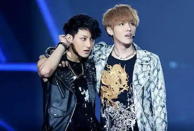 当187cm的吴亦凡遇到185cm的黄子韬, 网友: 谁谎报身高一目了然!