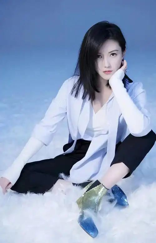 杨子珊端庄优雅温柔写真,惊艳迷人!__财经头条