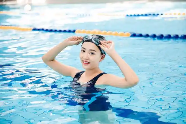唐艺昕晒出孕期游泳照,身材苗条不显孕肚,女星为啥普遍爱游泳?