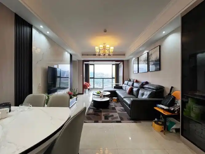 照母山湖景大三房精装修103平186万