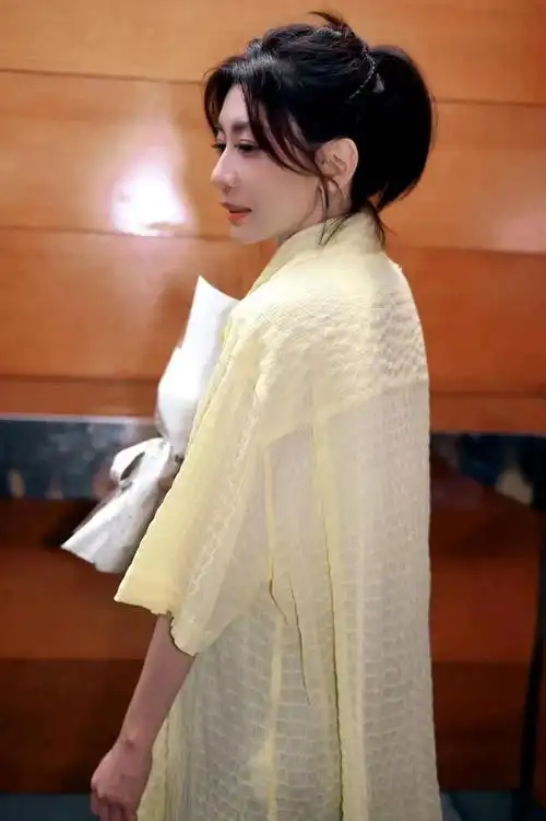 贾静雯浪姐下班路透照,露脐t恤搭配黄色衬衫,清新时尚又减龄!