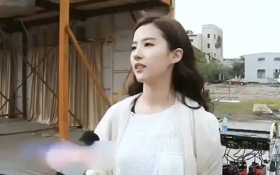 刘亦菲是个形容词#形容男人帅的名字有很多,吴彦祖,彭于晏,陈冠希