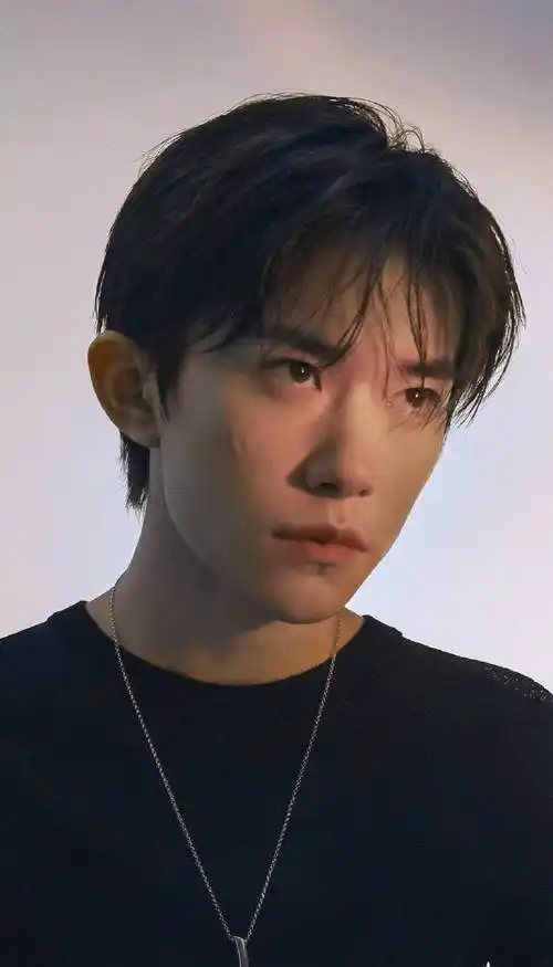 易烊千玺 比帅照更有杀伤力