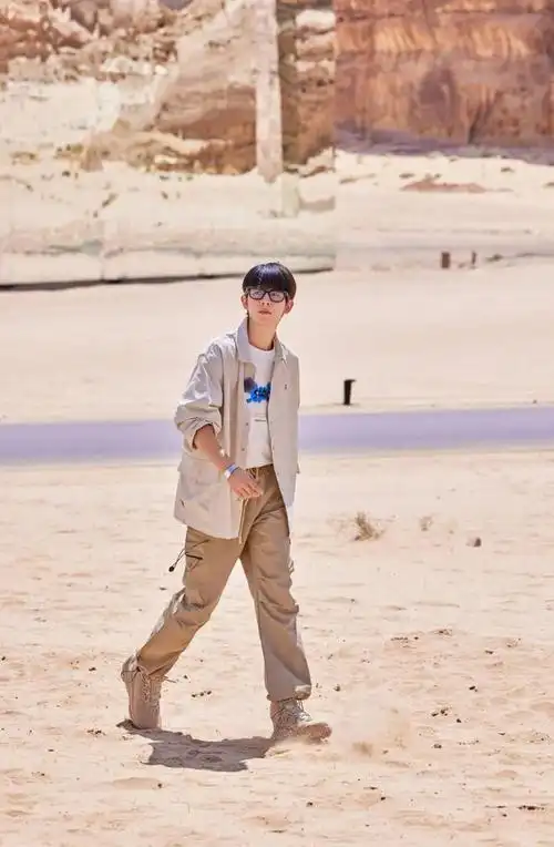 胡先煦在机场穿的这一身蛮好看的,发现没?套路很简单!