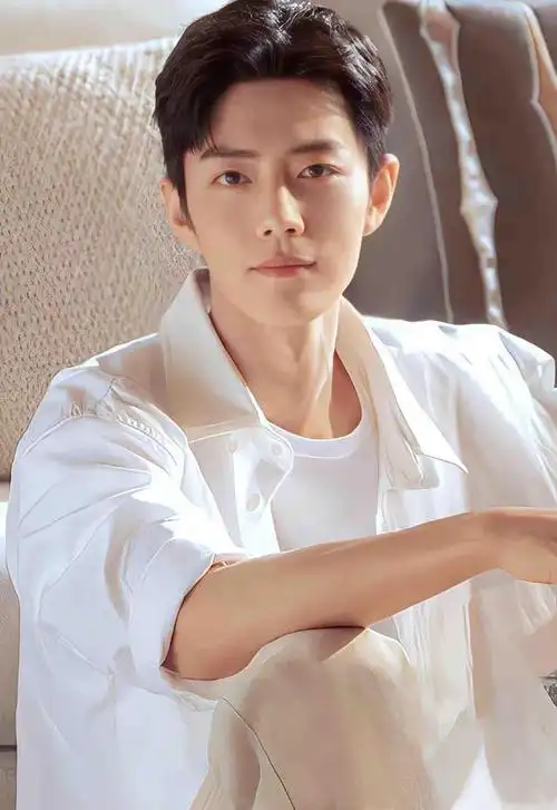 肖战荣登2021全球最帅男演员top1,冲上娱乐榜热搜,引粉丝热议