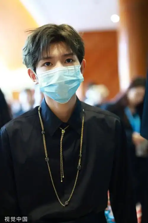 王源上影节金链黑衬衫##上海电影节红毯