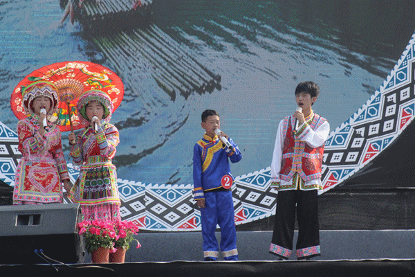 苗歌对唱赛评比活动现场.