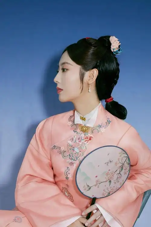 邢菲粉黛刺绣古装造型