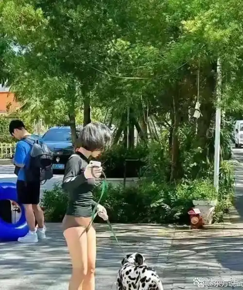 今年的夏天太热了吧? 这姑娘仅靠几根绳子遮羞,另一个女孩也玩下衣失