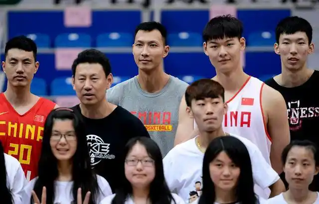 按照易建联的个人能力,绝对可以轻松取代王哲林和沈梓捷.