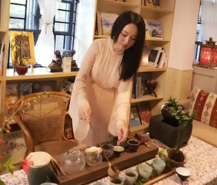 回顾杨钰莹现状前男友入狱她在深圳豪宅种辣椒独居却不寂寞