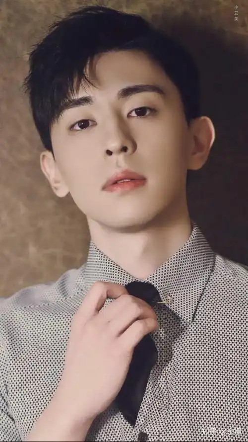 邓伦,从13年的花非花雾非雾就开始喜欢他了,始于颜值,忠于人品,陪邓伦