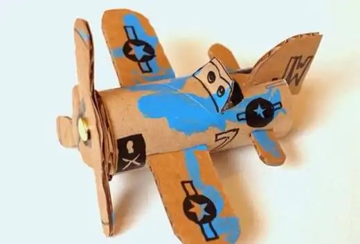 制作这个小飞机的手工材料是我们非常熟悉的卫生纸筒,我们前面就曾经