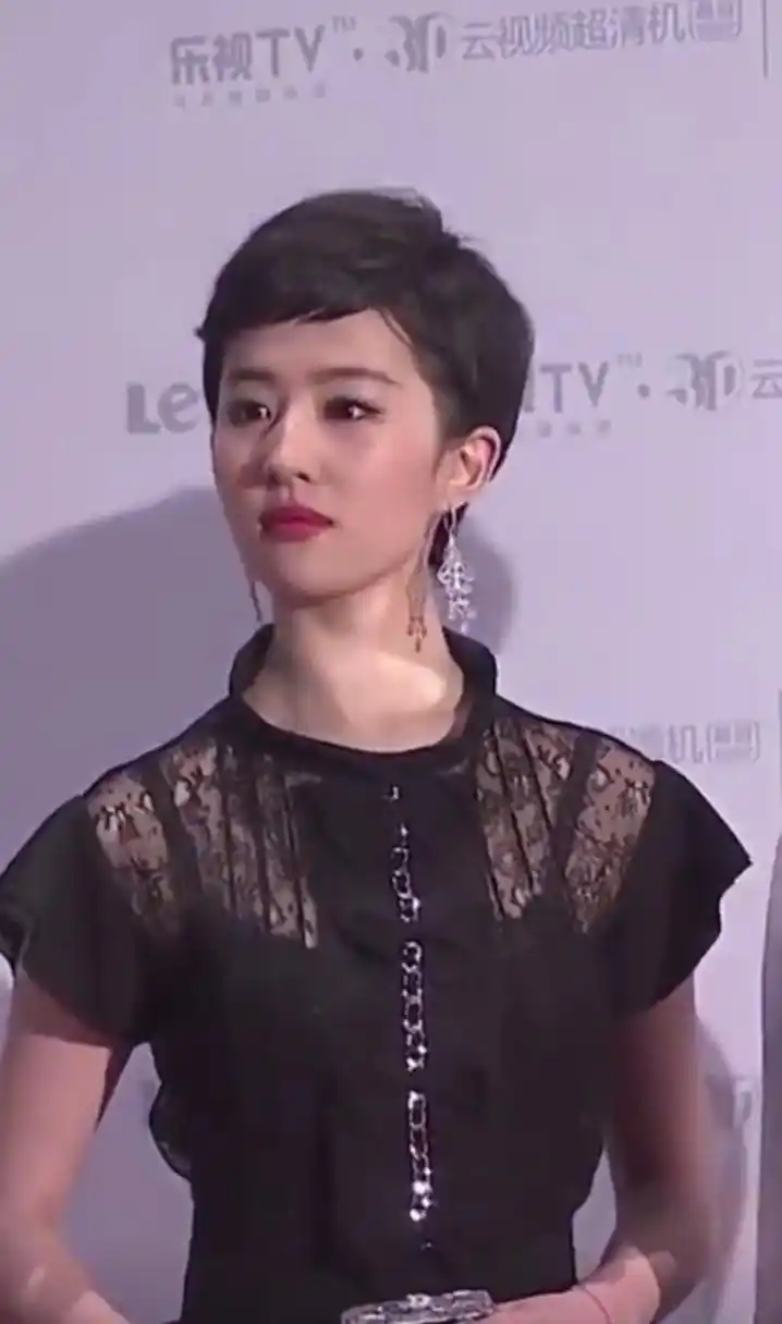 刘亦菲 罕见短发造型亮相,相比长发别有一番风味,你喜欢这个造型吗?