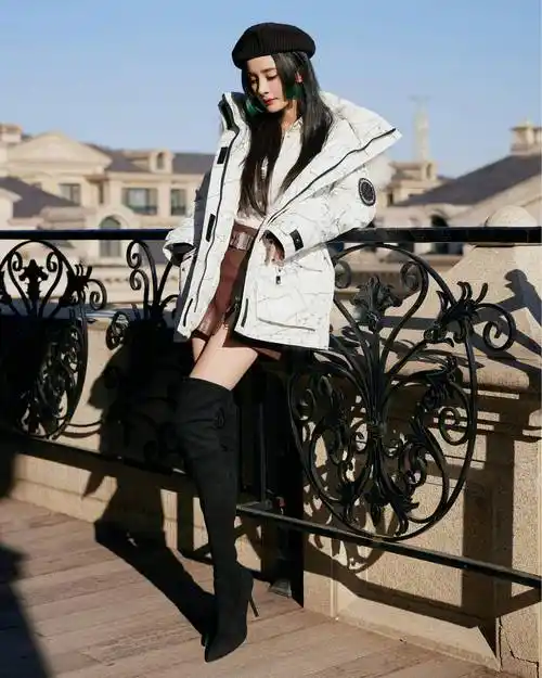 杨幂今日品牌活动造型,挑染公主切搭贝雷帽,羽绒服搭长筒靴……_杨幂