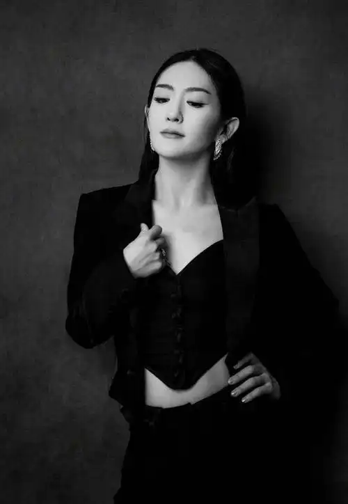 谢娜造型清爽干练 穿黑西装小秀蛮腰身材好